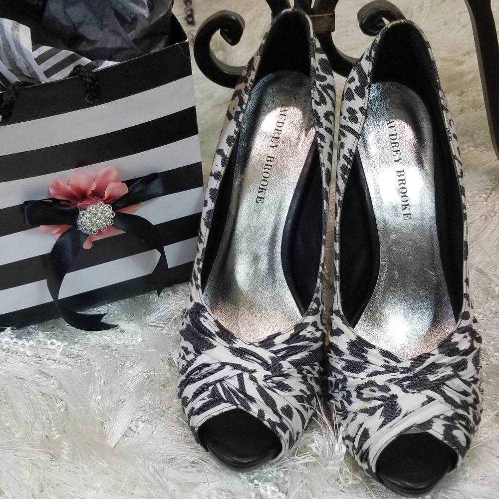Aubrey Brooke Bkack & White Shoes